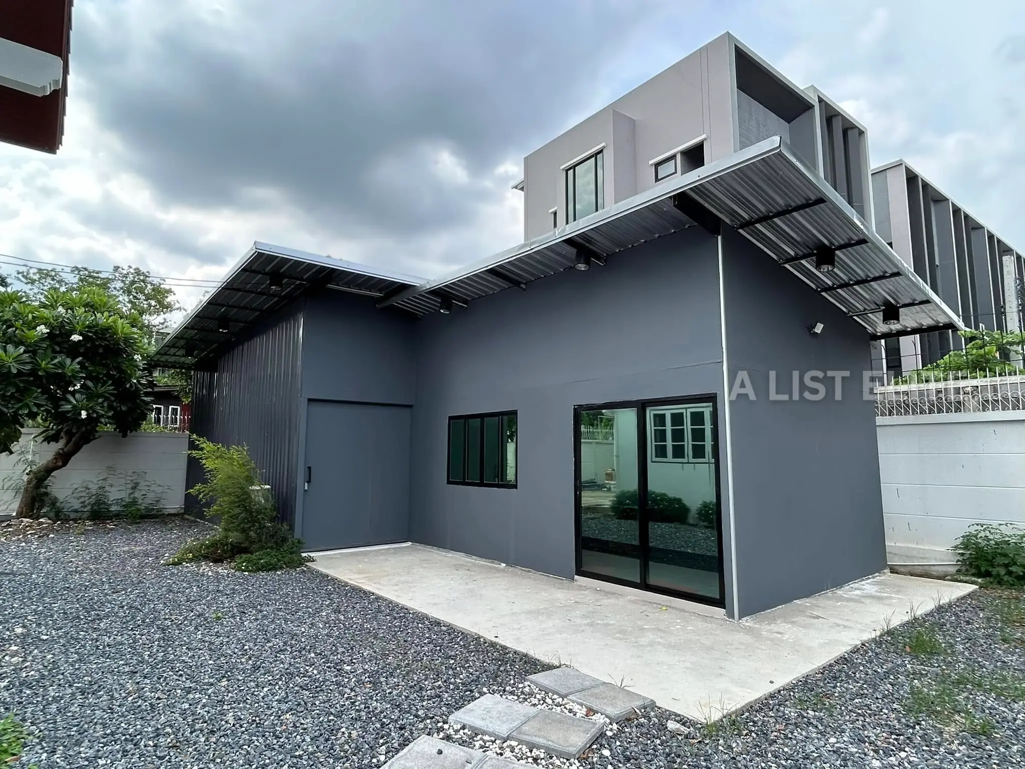 บ้านเดี่ยวพร้อมสตูดิโอและออฟฟิศให้เช่า – ลาดพร้าว