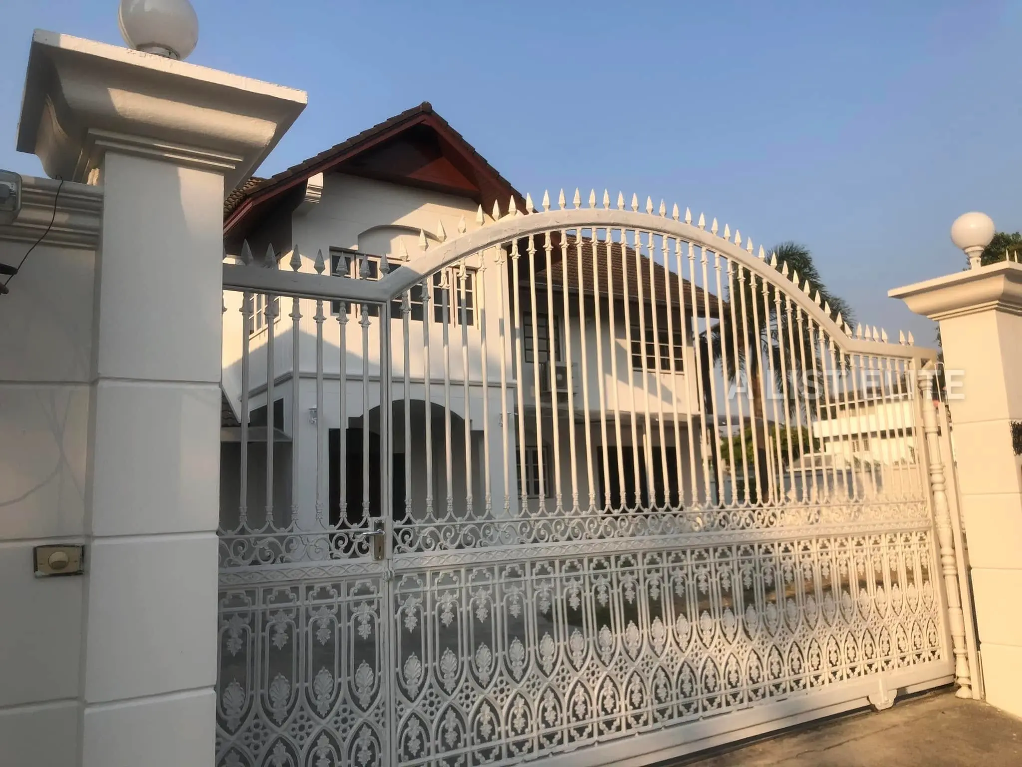 บ้านเดี่ยวพร้อมสตูดิโอและออฟฟิศให้เช่า – ลาดพร้าว