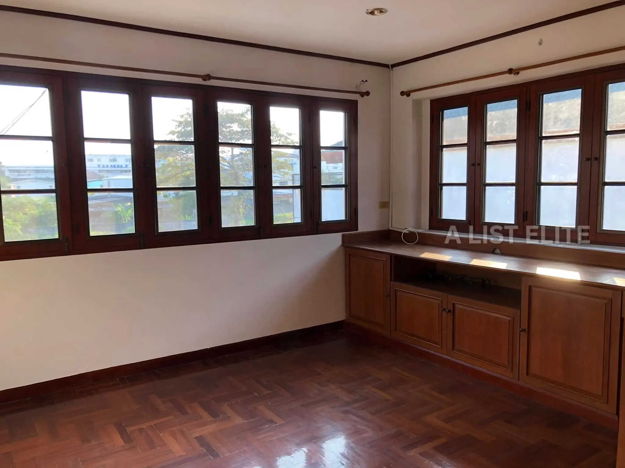 บ้านเดี่ยวพร้อมสตูดิโอและออฟฟิศให้เช่า – ลาดพร้าว