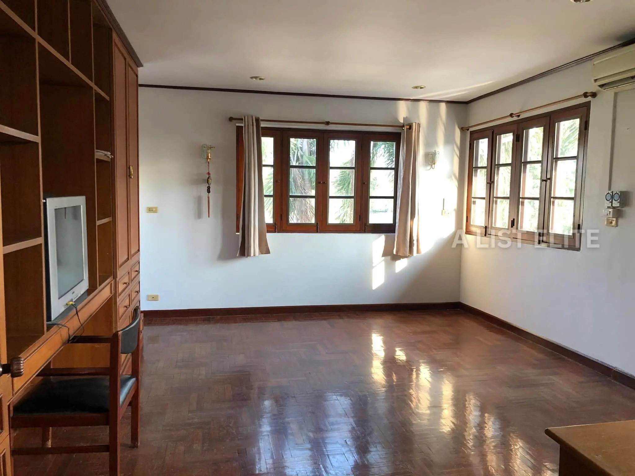 บ้านเดี่ยวพร้อมสตูดิโอและออฟฟิศให้เช่า – ลาดพร้าว