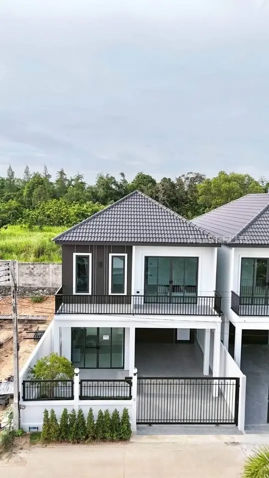 Maison neuve moderne à 2 étages – Plus Swan Home (Huai Yai / route Sukhumvit)