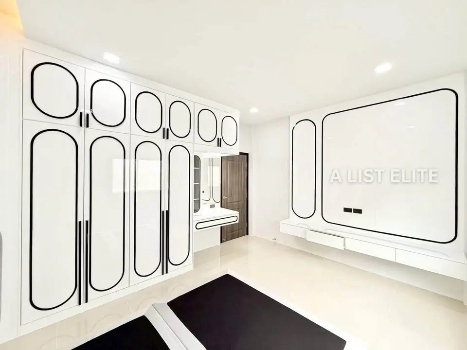 Maison neuve moderne à 2 étages – Plus Swan Home (Huai Yai / route Sukhumvit)