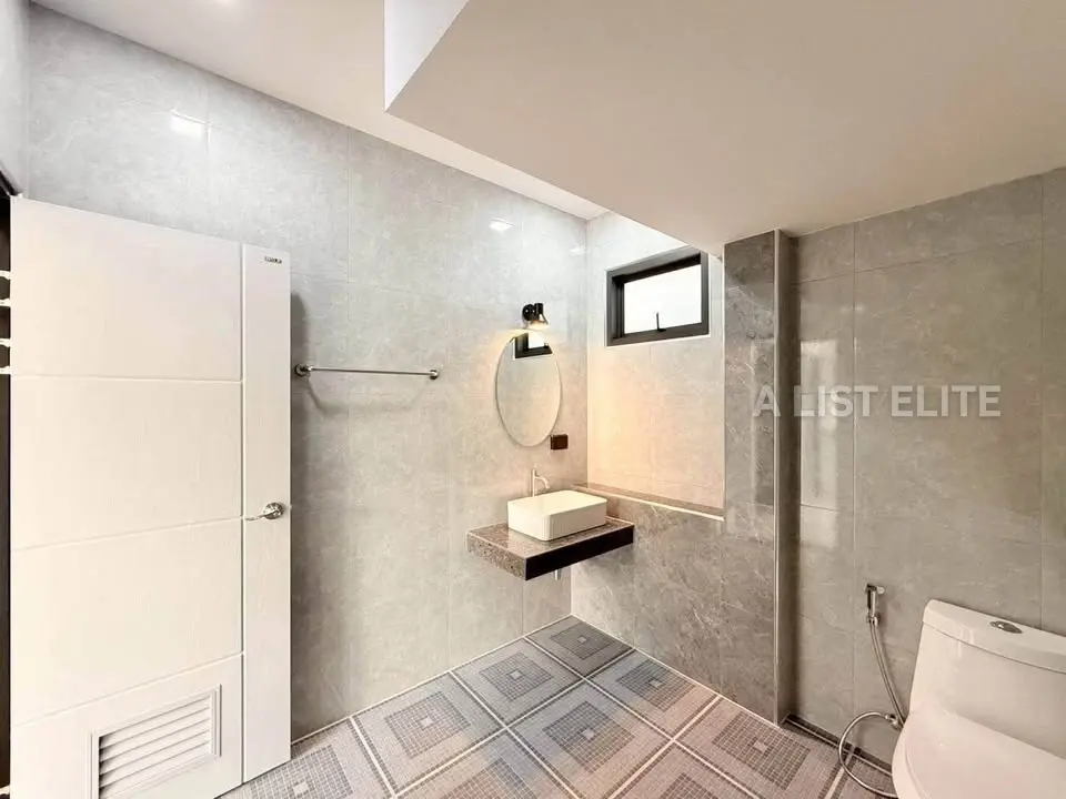 Maison neuve moderne à 2 étages – Plus Swan Home (Huai Yai / route Sukhumvit)