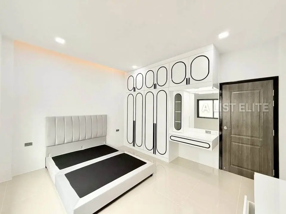 Maison neuve moderne à 2 étages – Plus Swan Home (Huai Yai / route Sukhumvit)