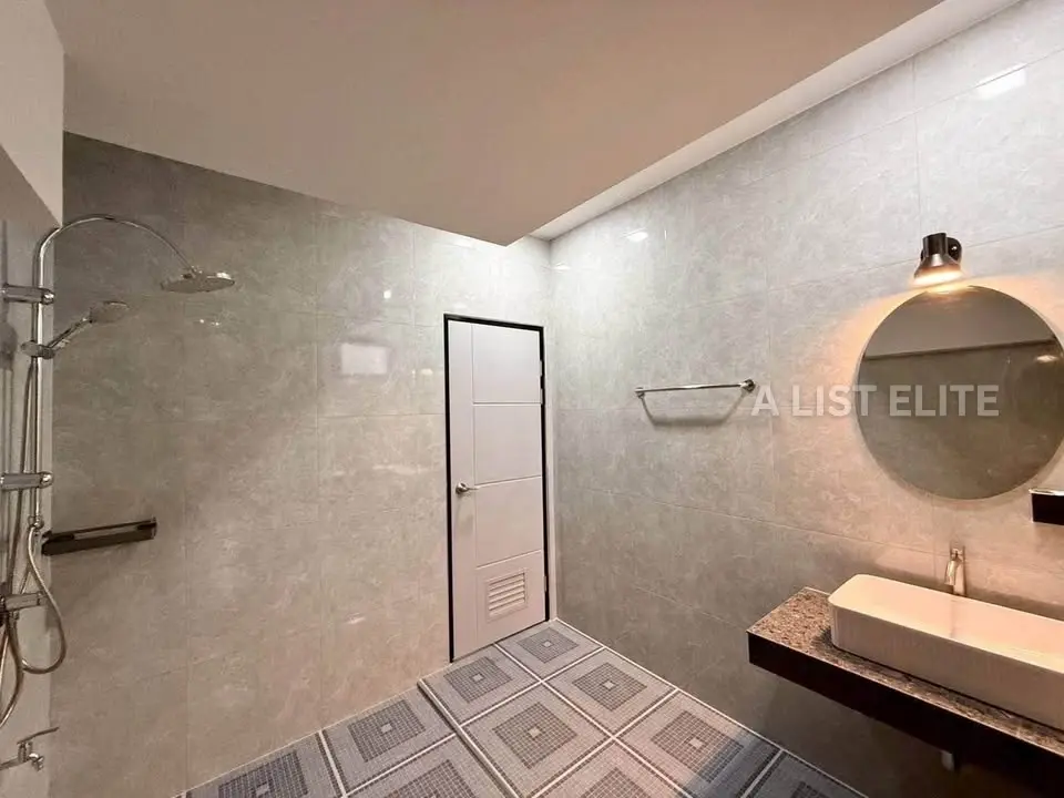 Maison neuve moderne à 2 étages – Plus Swan Home (Huai Yai / route Sukhumvit)