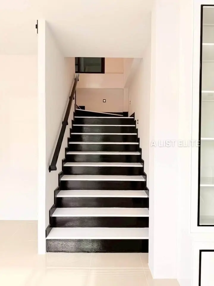 Maison neuve moderne à 2 étages – Plus Swan Home (Huai Yai / route Sukhumvit)
