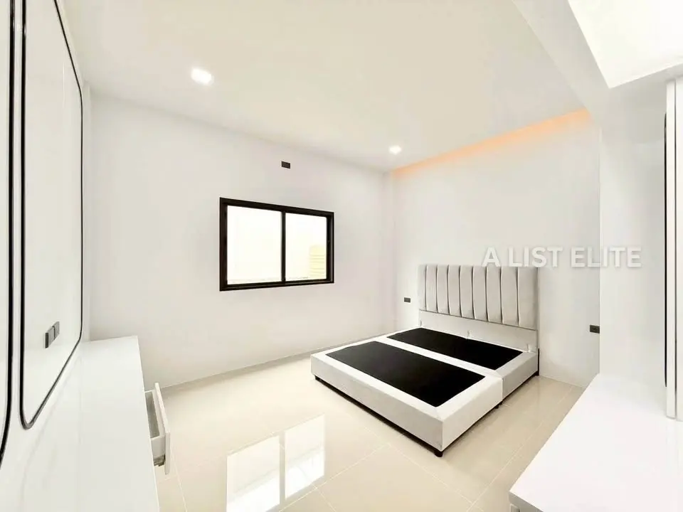 Maison neuve moderne à 2 étages – Plus Swan Home (Huai Yai / route Sukhumvit)