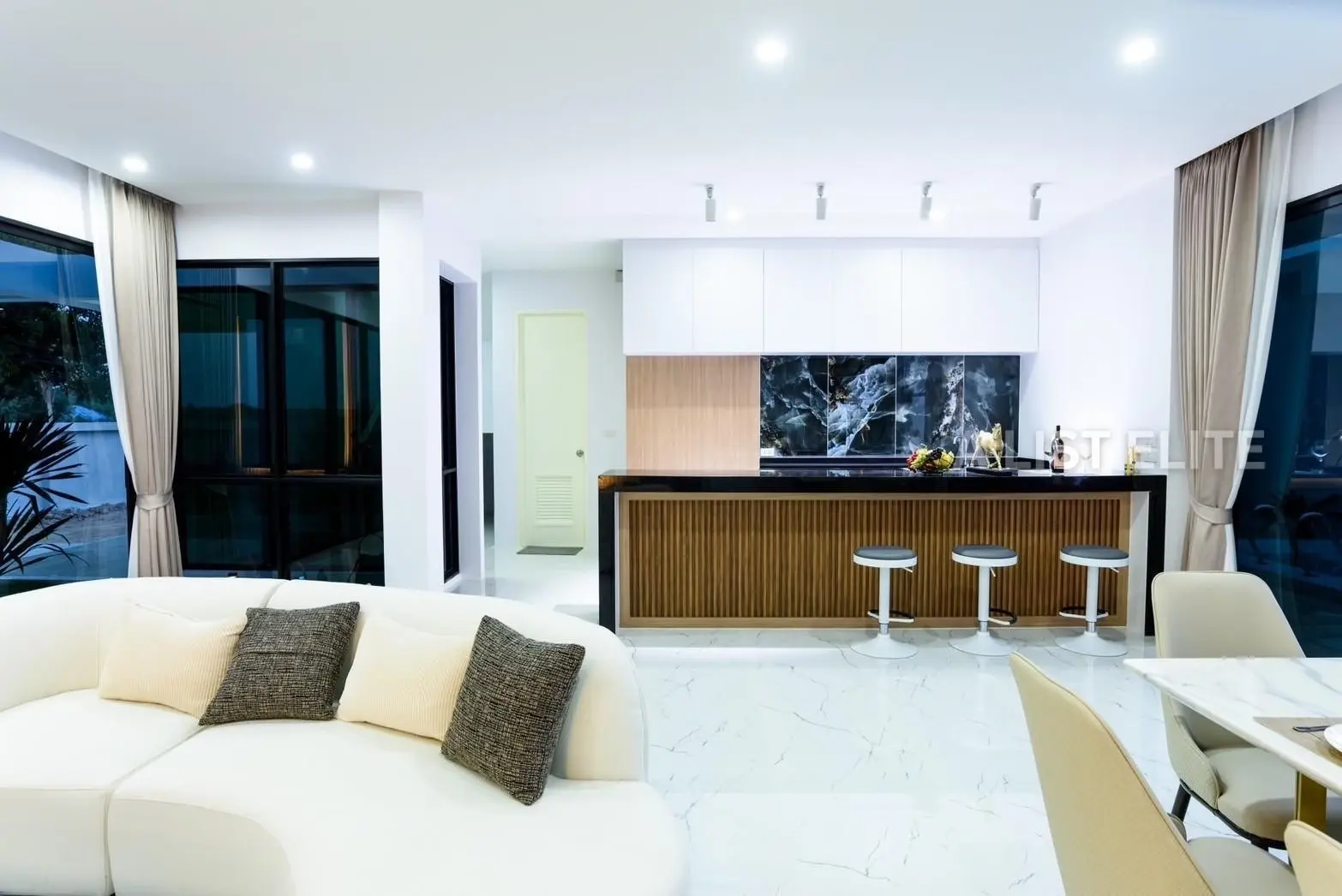 Villa avec piscine M Estate Pattaya – Spacieuse maison à 2 étages