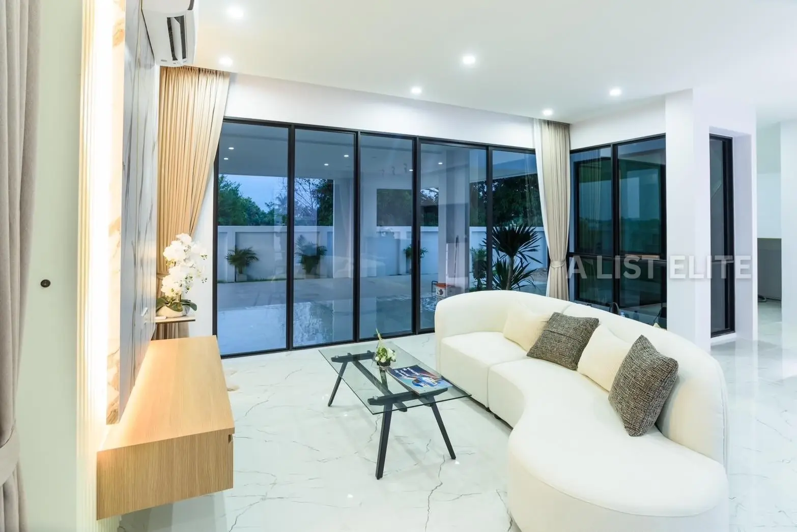 Villa avec piscine M Estate Pattaya – Spacieuse maison à 2 étages
