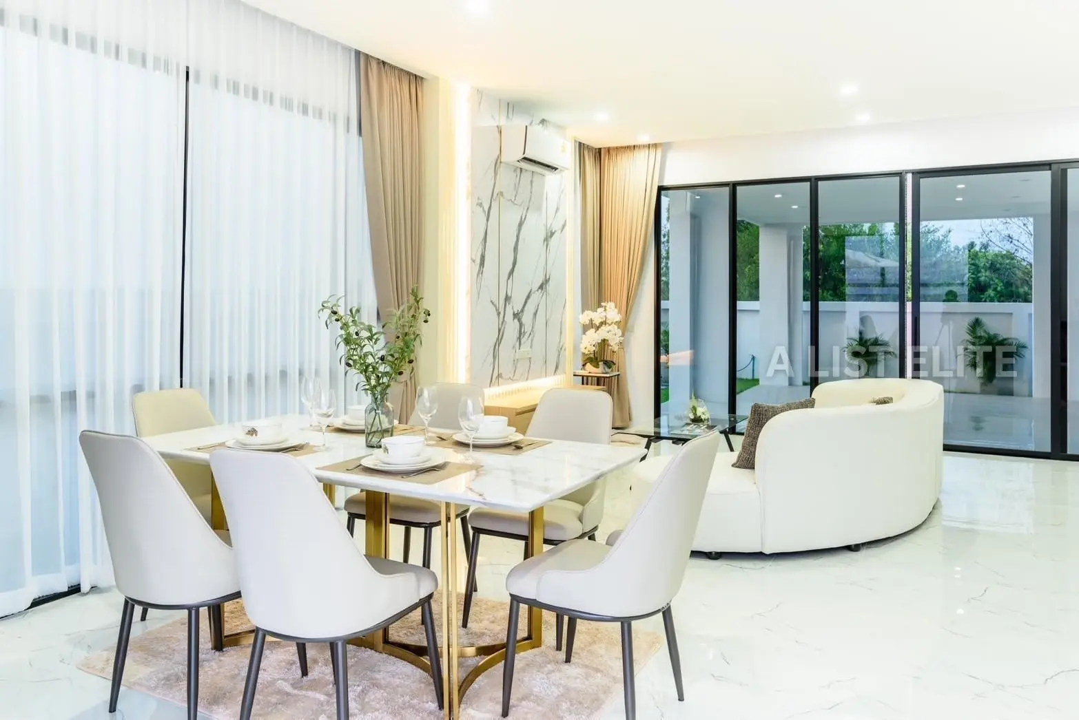 Villa avec piscine M Estate Pattaya – Spacieuse maison à 2 étages