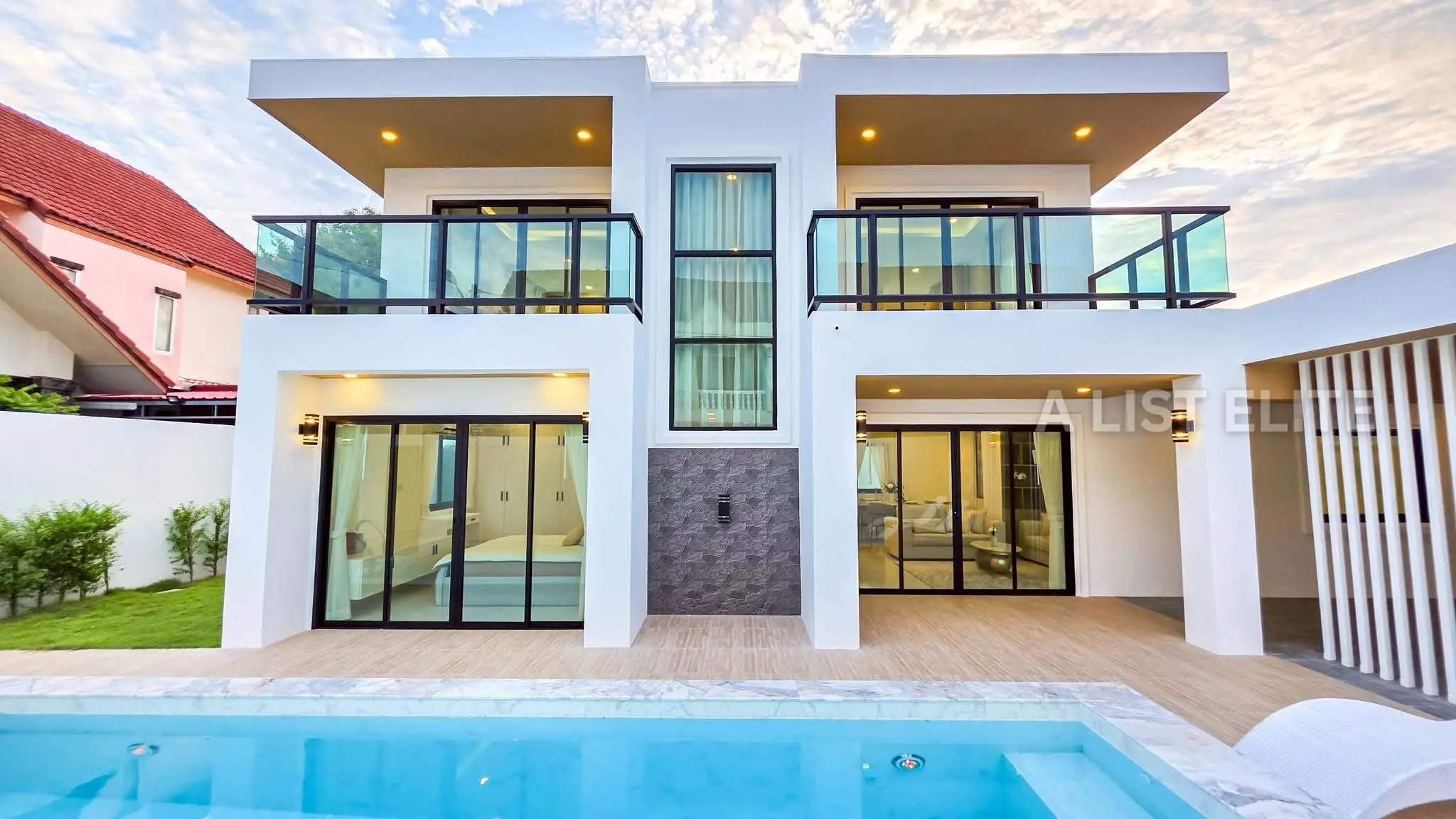 Maison rénovée à vendre | 2 étages | Quartier Jomtien