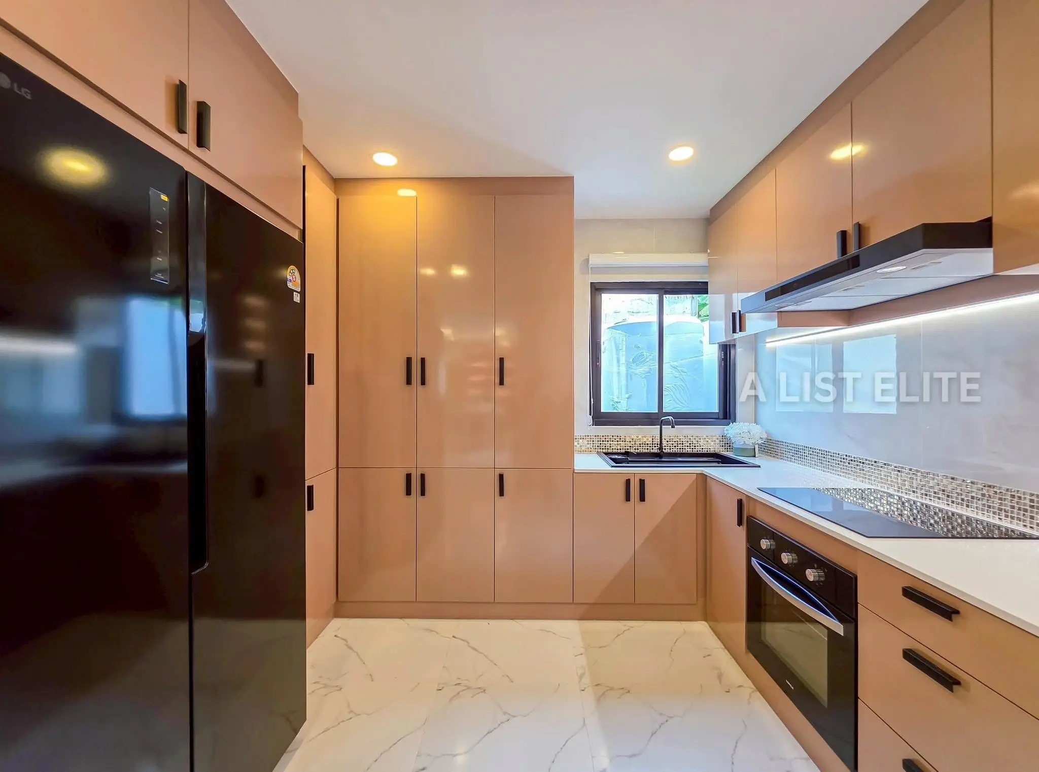 Maison rénovée à vendre | 2 étages | Quartier Jomtien