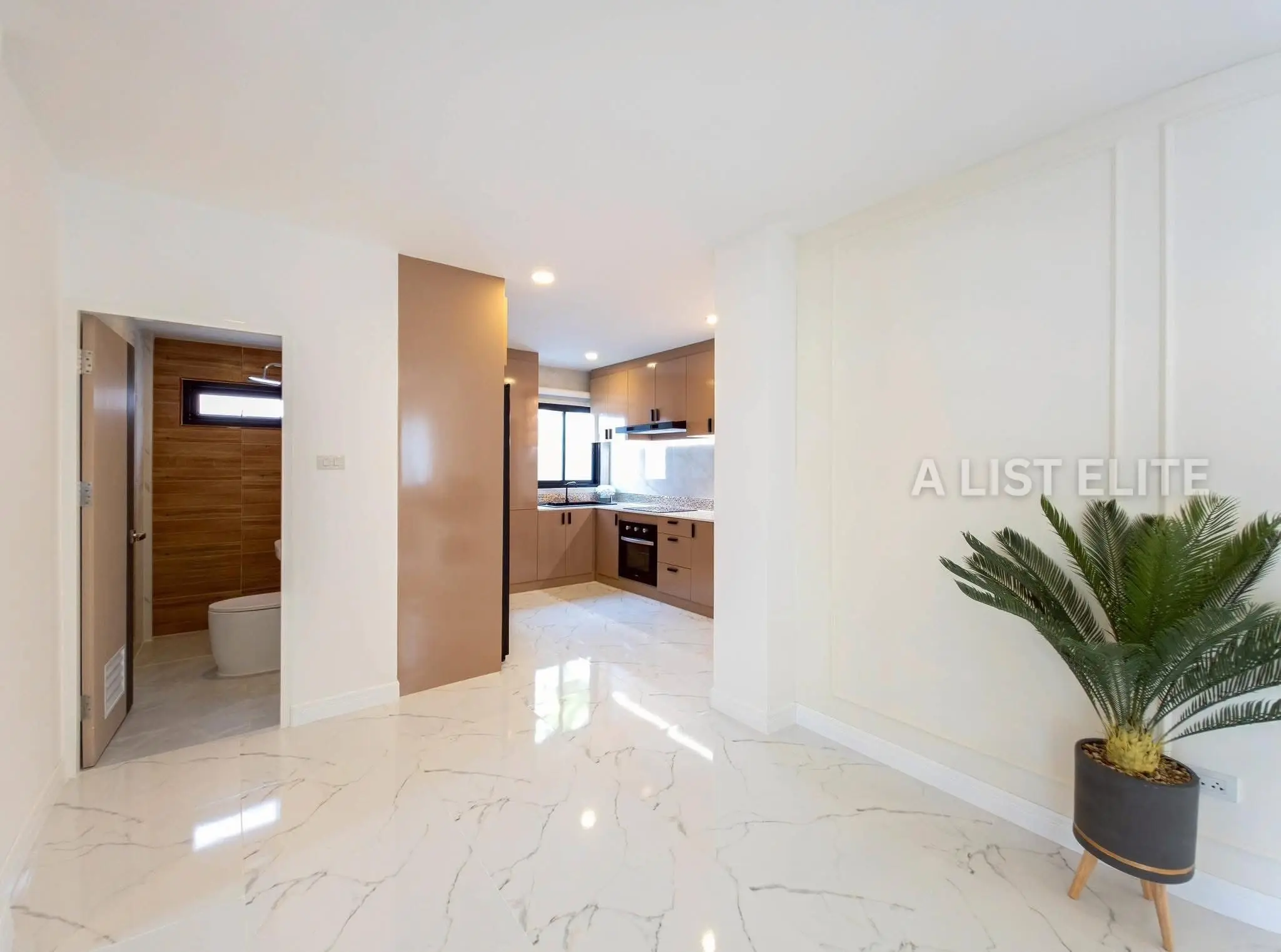 Maison rénovée à vendre | 2 étages | Quartier Jomtien