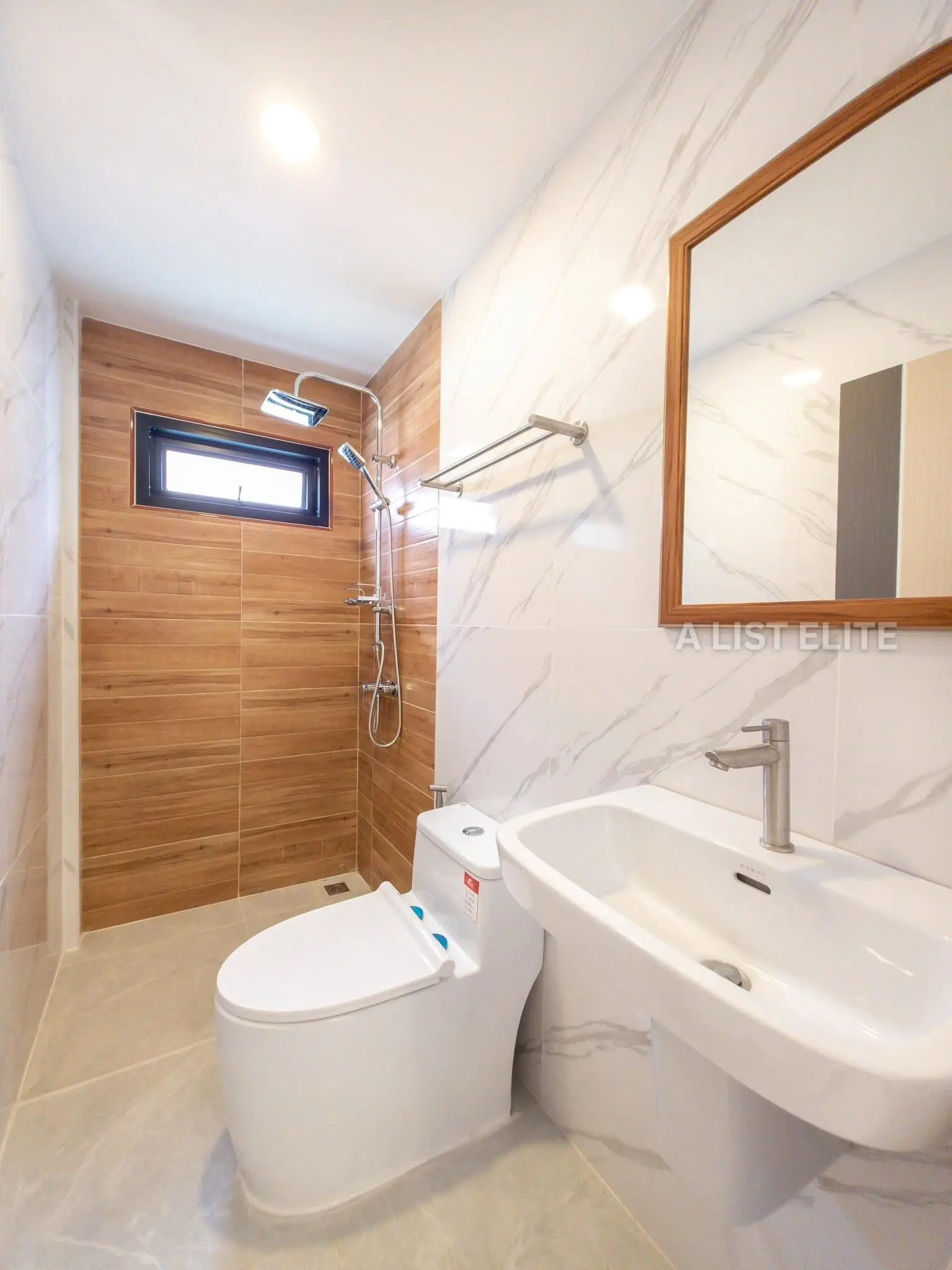 Maison rénovée à vendre | 2 étages | Quartier Jomtien