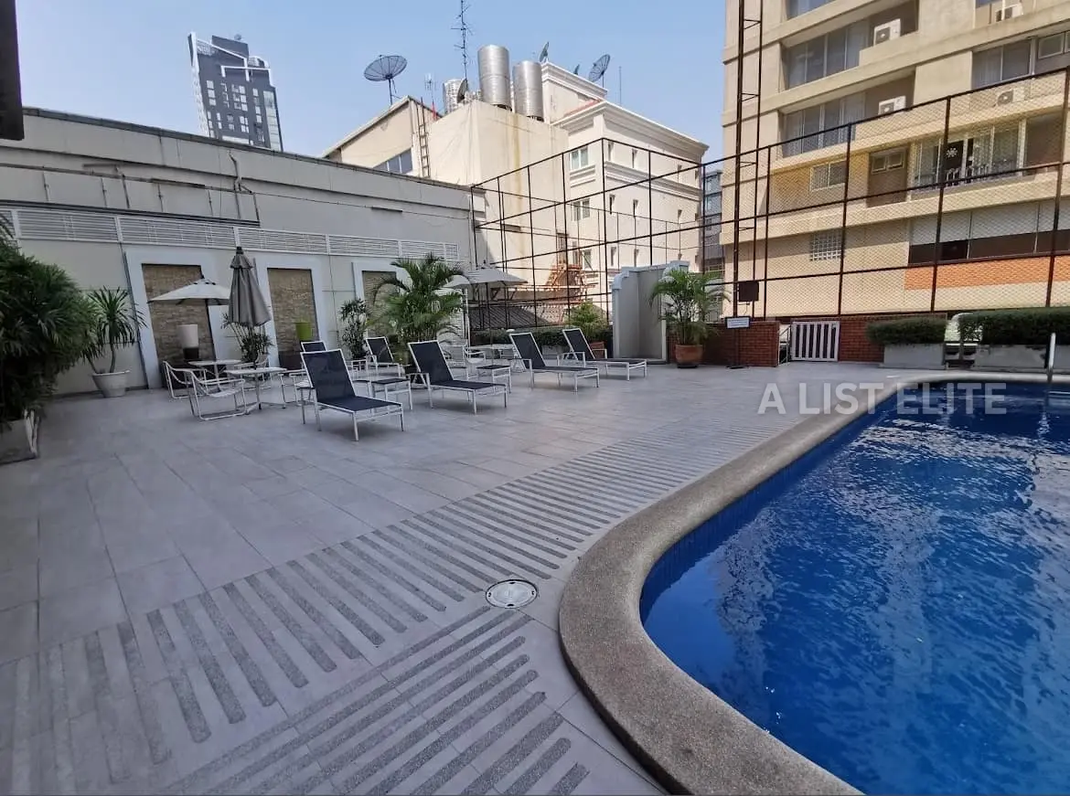 KRYSTAL COURT
