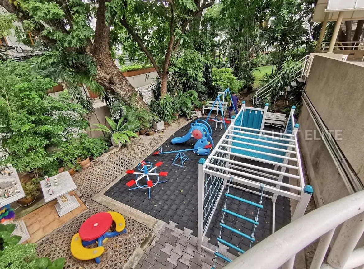 KRYSTAL COURT