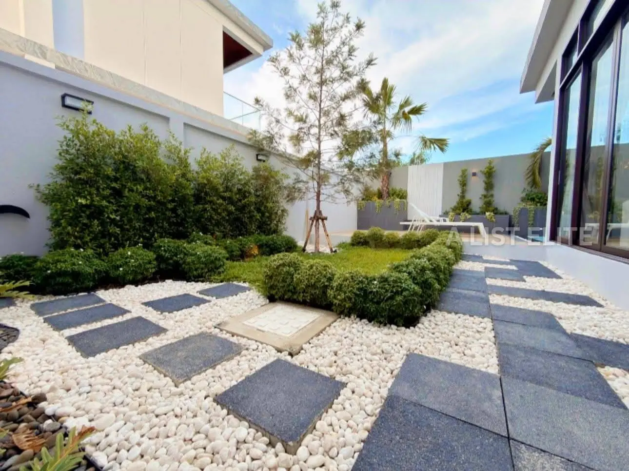 Tree Villa Luxury Pool Villa Pattaya
