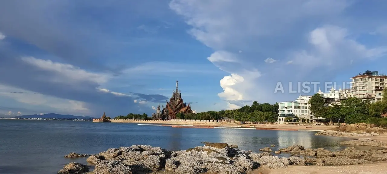 8 pool villas and 1 restaurant, fully furnished, beautifully decorated, Pattaya-Naklua area