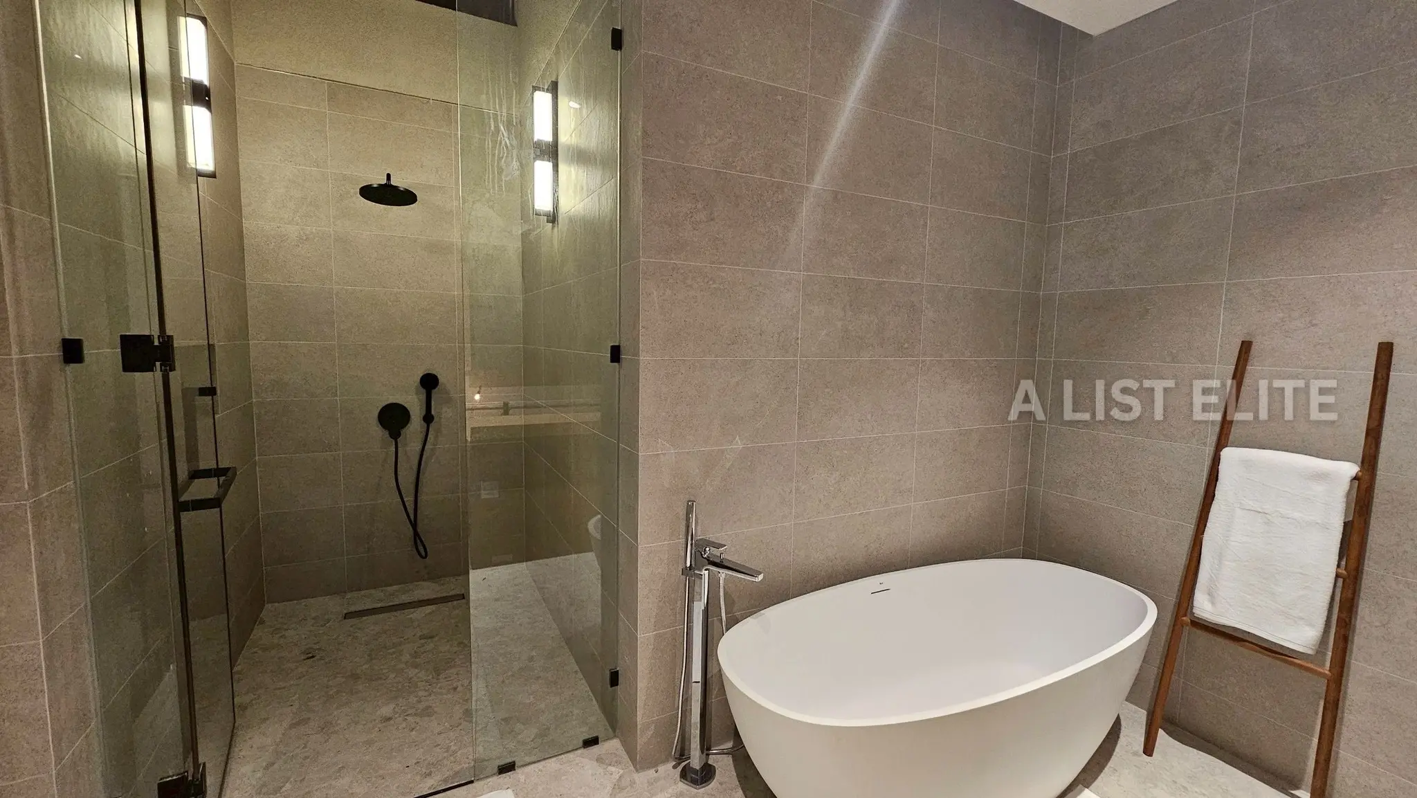 วิลล่าสระว่ายน้ำ 8 หลัง + ร้านอาหาร 1 ยูนิต ทำเลพัทยา–นาเกลือ