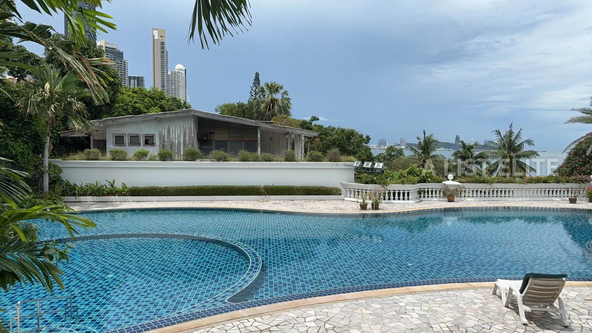 Silver Beach Condominium ซิลเวอร์ บีช คอนโดมิเนียม