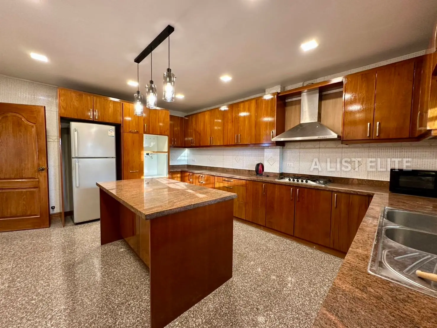 Spacious 5-Bedroom Pool Villa in Eakmongkol 2 Jomtien For Rent