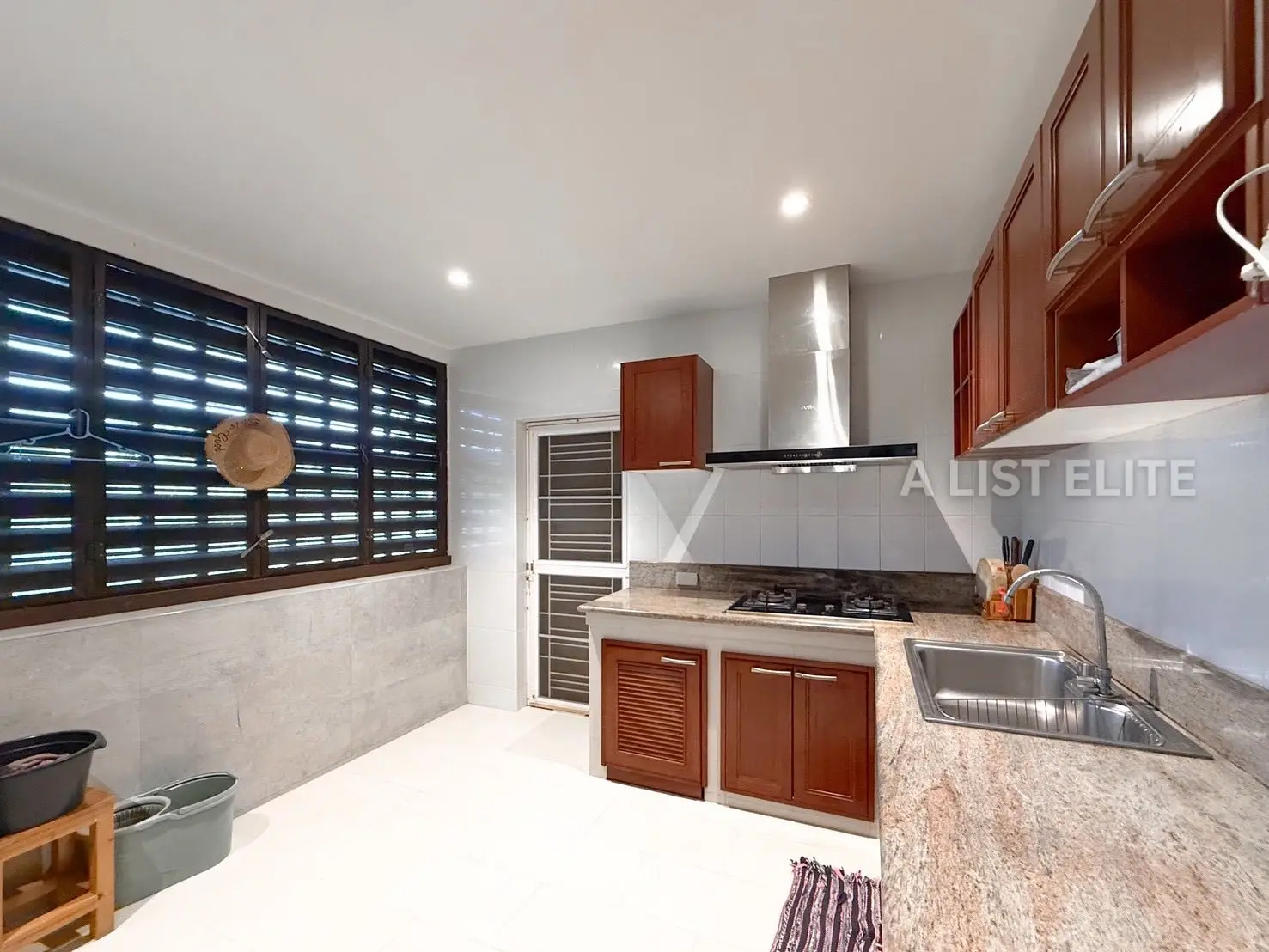 บ้านหรู 4 ห้องนอน 4 ห้องน้ำ บางเสร่ พัทยา