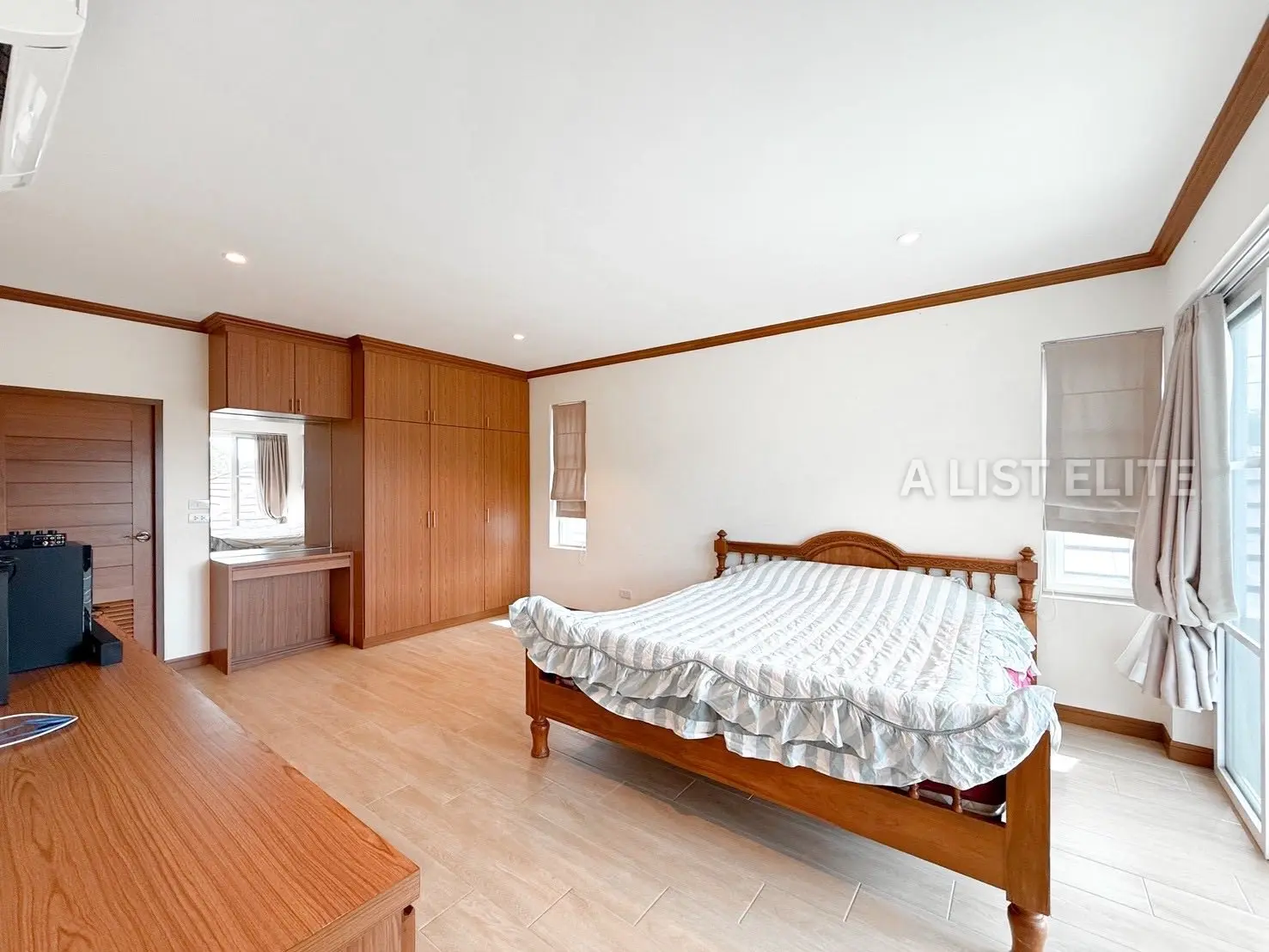 บ้านหรู 4 ห้องนอน 4 ห้องน้ำ บางเสร่ พัทยา