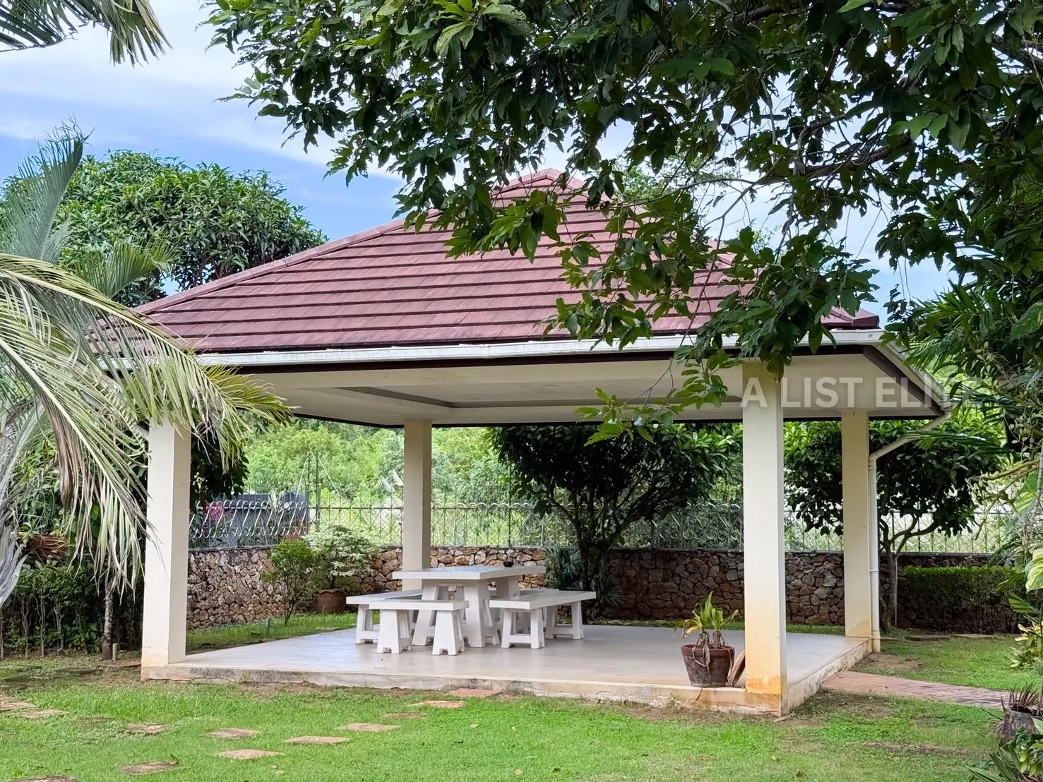 บ้านหรู 4 ห้องนอน 4 ห้องน้ำ บางเสร่ พัทยา