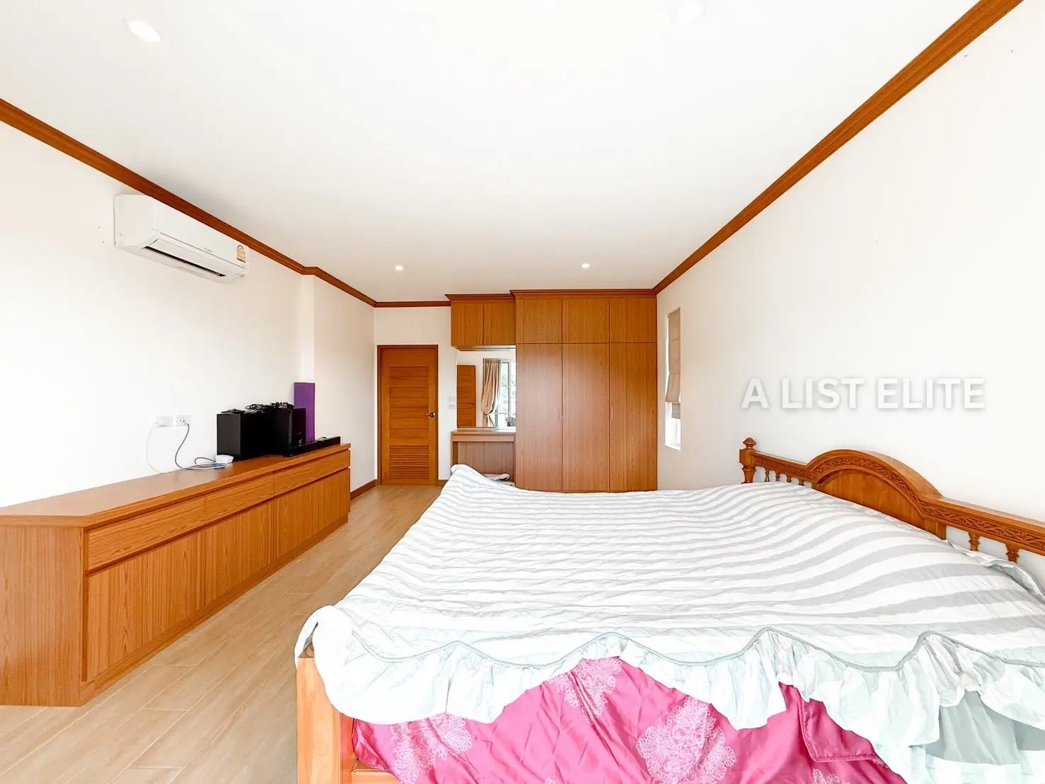 บ้านหรู 4 ห้องนอน 4 ห้องน้ำ บางเสร่ พัทยา