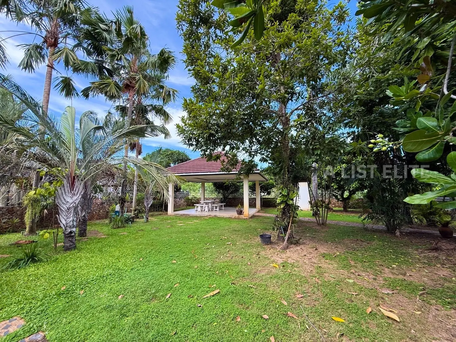 บ้านหรู 4 ห้องนอน 4 ห้องน้ำ บางเสร่ พัทยา