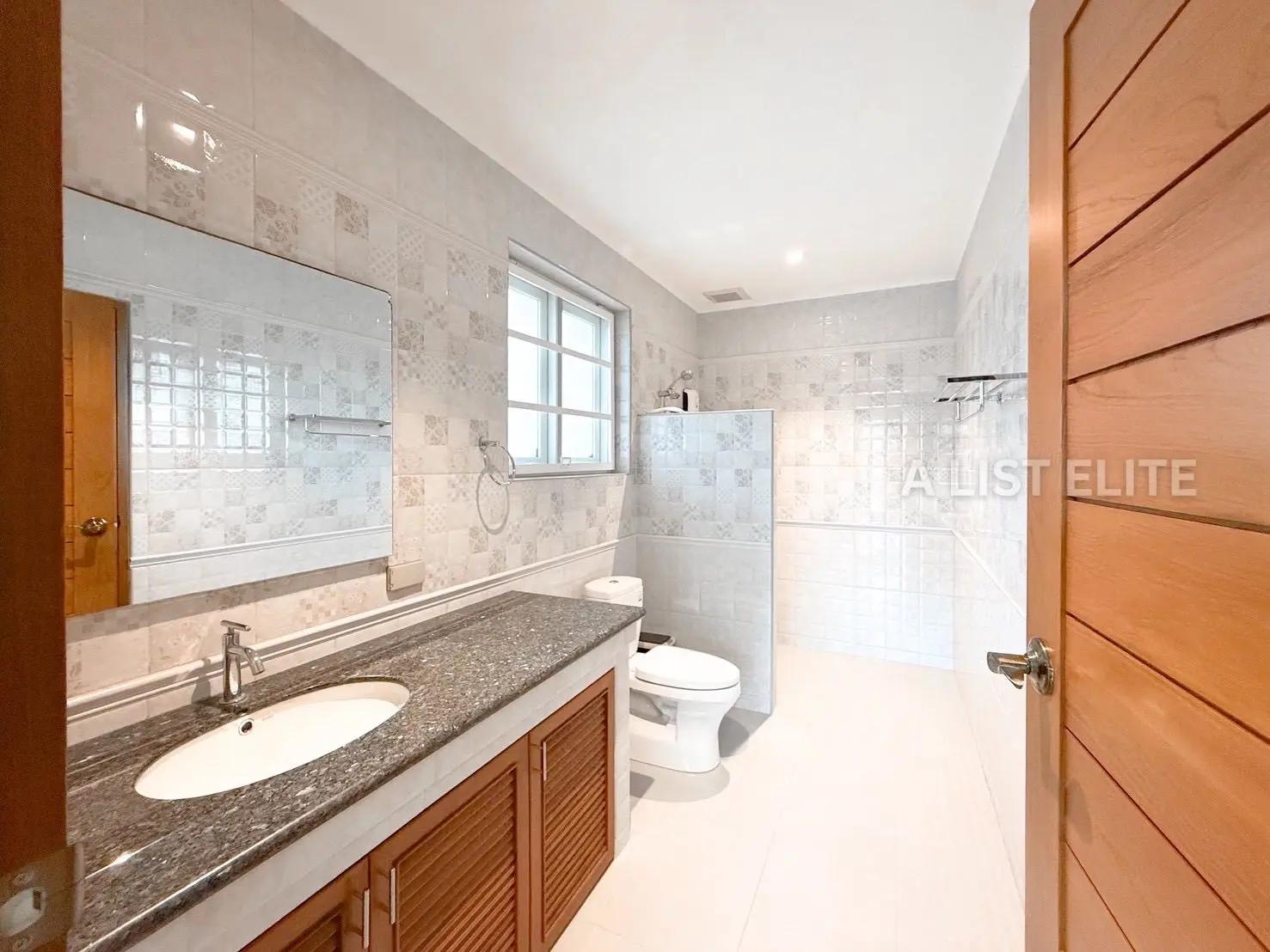 บ้านหรู 4 ห้องนอน 4 ห้องน้ำ บางเสร่ พัทยา