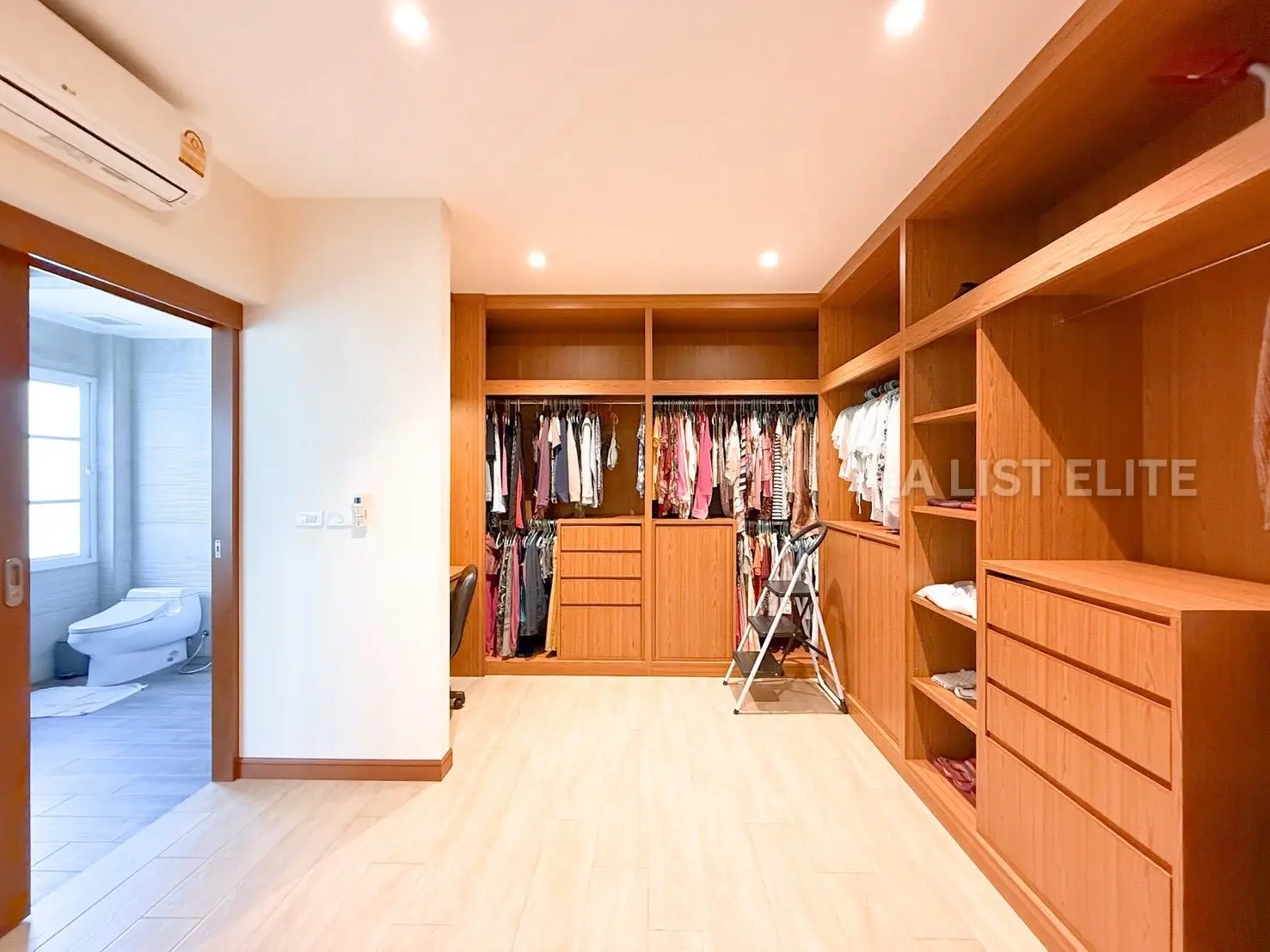 บ้านหรู 4 ห้องนอน 4 ห้องน้ำ บางเสร่ พัทยา