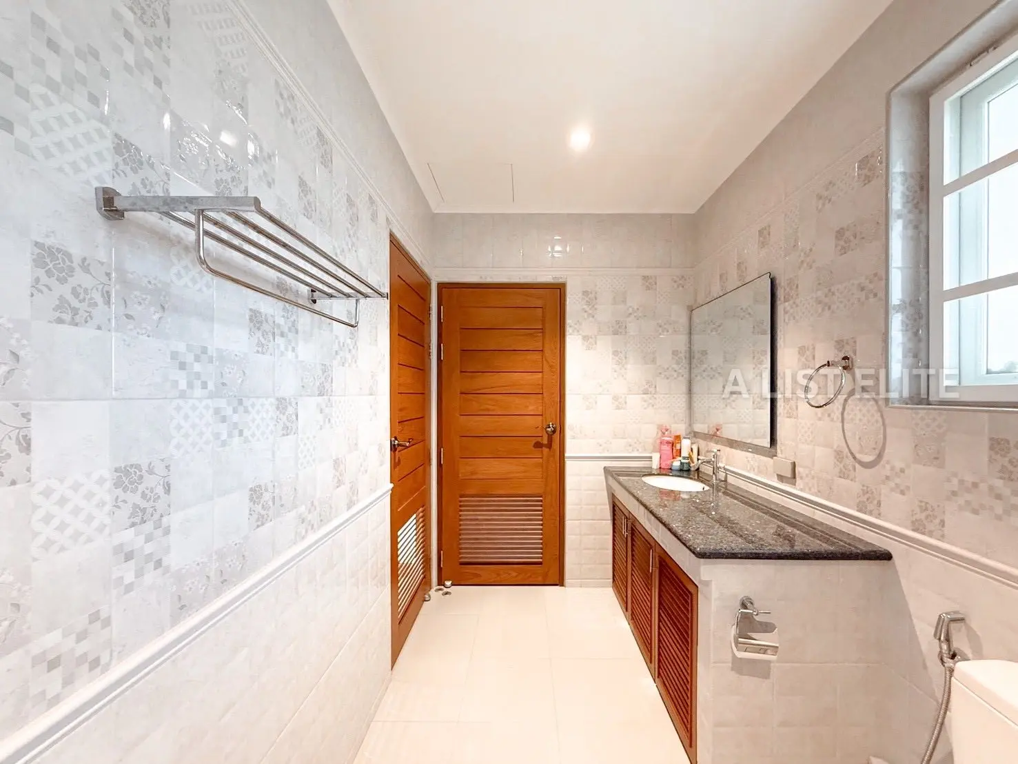 บ้านหรู 4 ห้องนอน 4 ห้องน้ำ บางเสร่ พัทยา