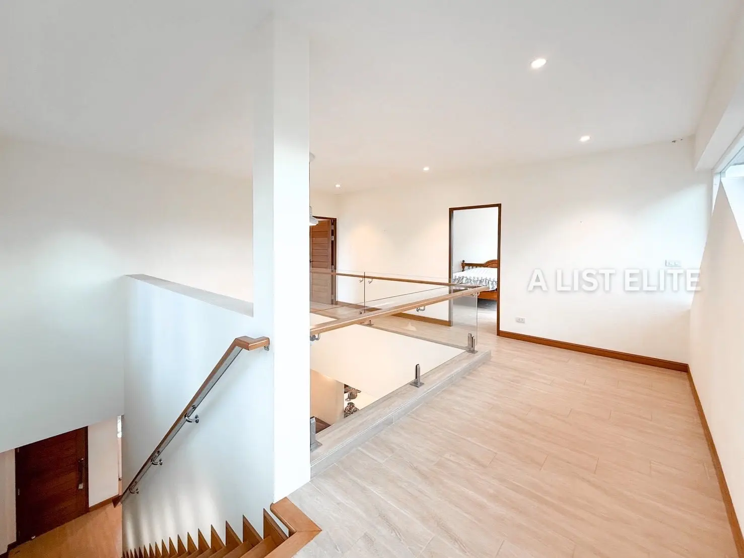 บ้านหรู 4 ห้องนอน 4 ห้องน้ำ บางเสร่ พัทยา