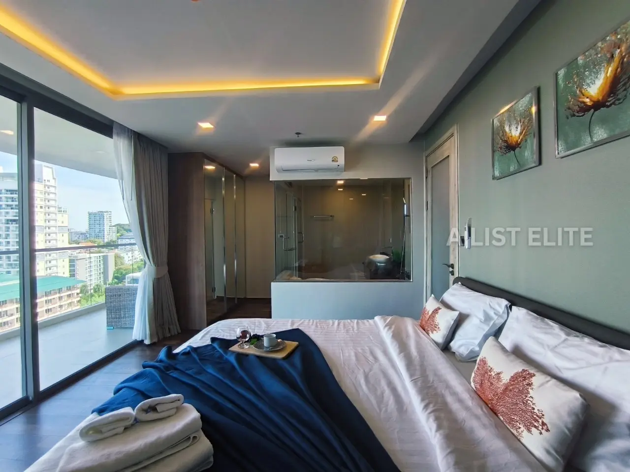 คอนโดมิเนียมริมทะเลที่กว้างขวางสำหรับขายที่ Peak Condominium