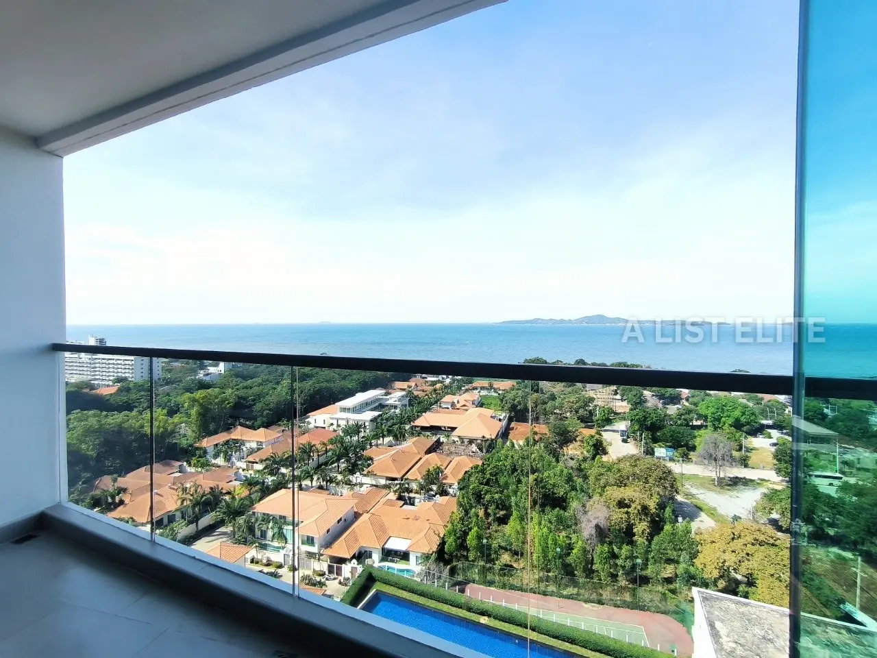 คอนโดมิเนียมริมทะเลที่กว้างขวางสำหรับขายที่ Peak Condominium