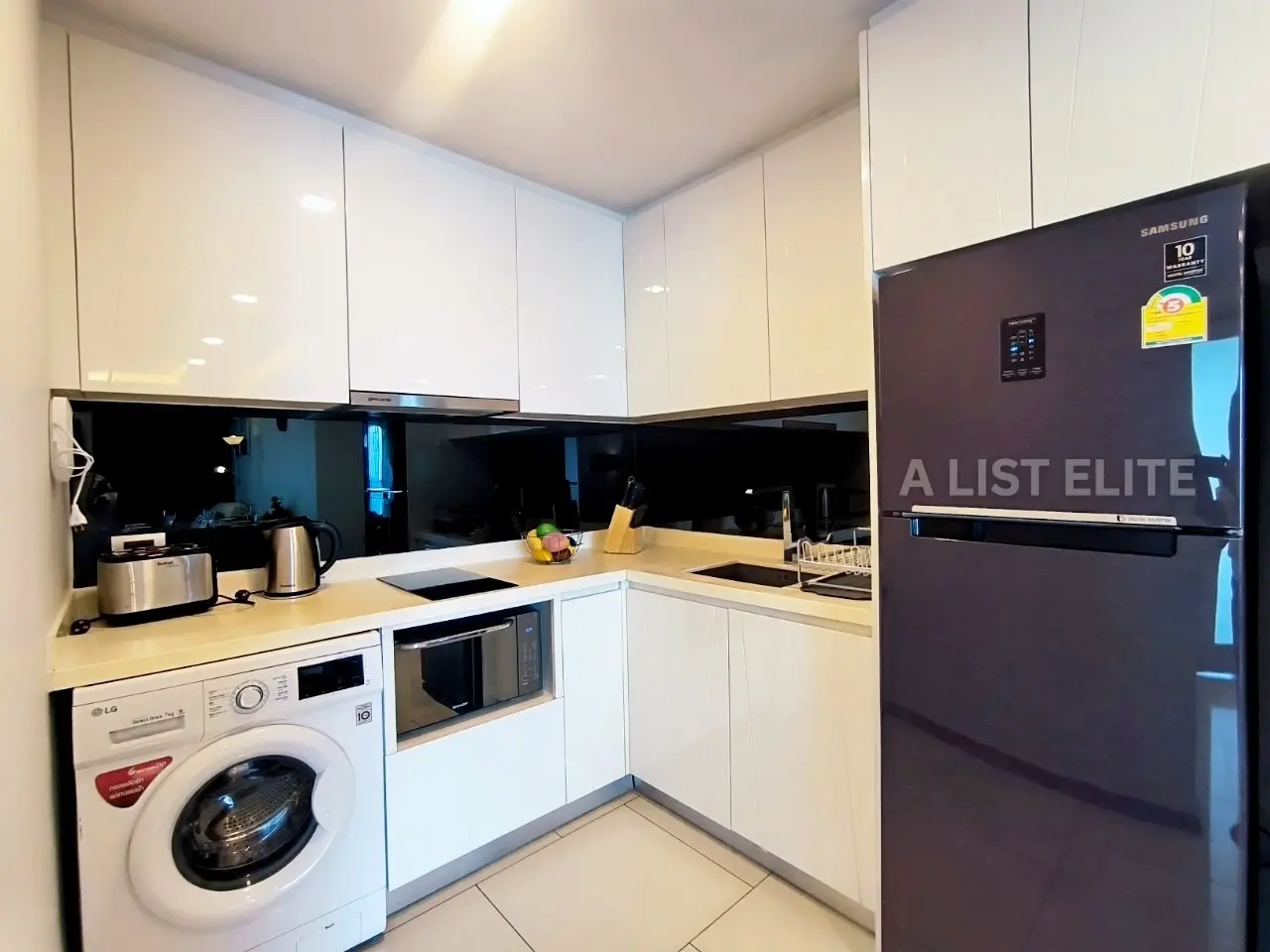 คอนโดมิเนียมริมทะเลที่กว้างขวางสำหรับขายที่ Peak Condominium