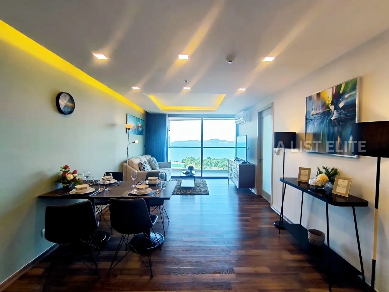 คอนโดมิเนียมริมทะเลที่กว้างขวางสำหรับขายที่ Peak Condominium