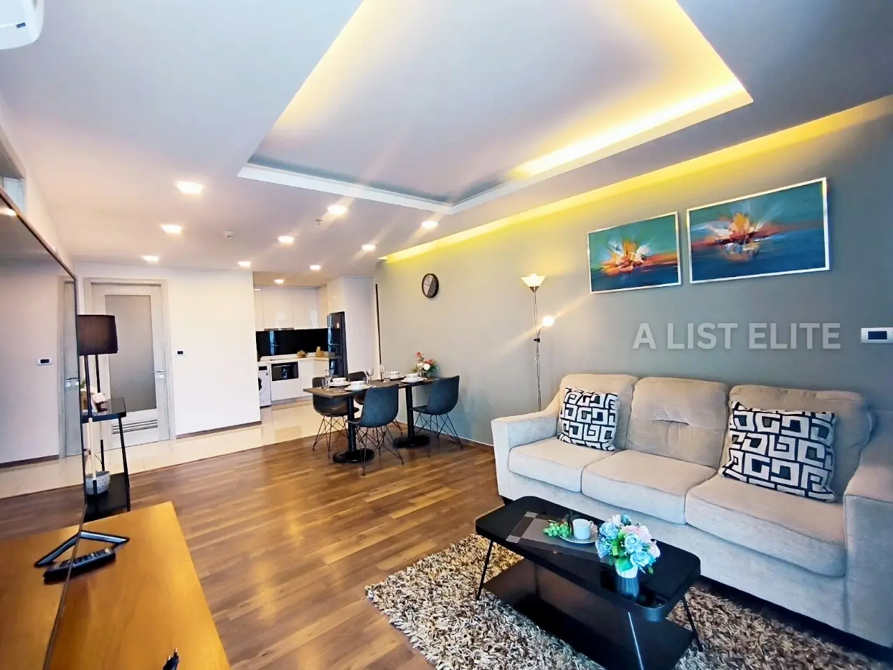 คอนโดมิเนียมริมทะเลที่กว้างขวางสำหรับขายที่ Peak Condominium