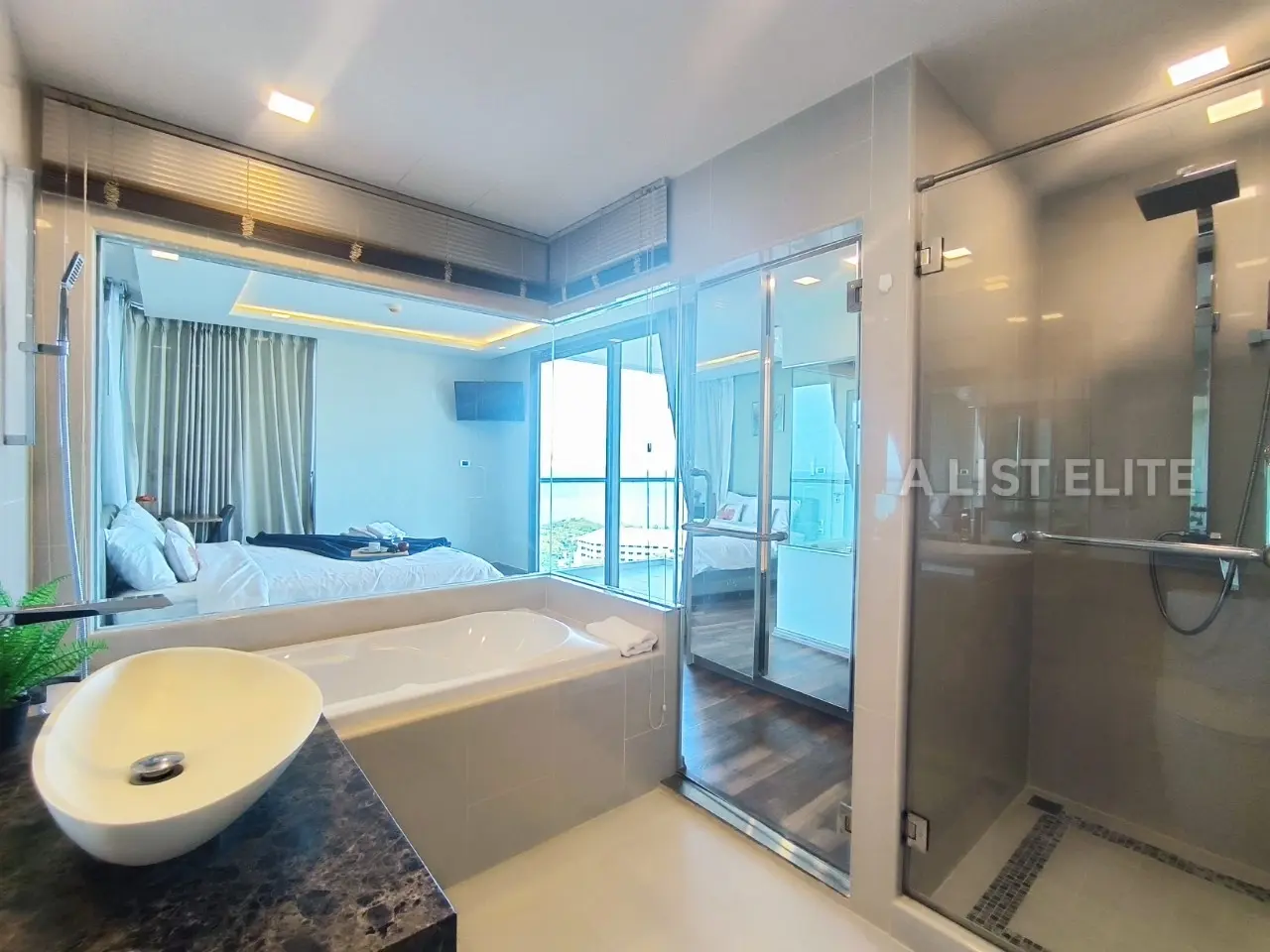 คอนโดมิเนียมริมทะเลที่กว้างขวางสำหรับขายที่ Peak Condominium