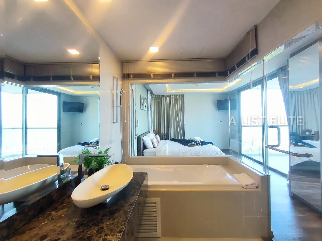 คอนโดมิเนียมริมทะเลที่กว้างขวางสำหรับขายที่ Peak Condominium