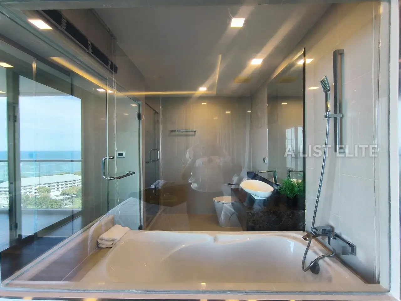 คอนโดมิเนียมริมทะเลที่กว้างขวางสำหรับขายที่ Peak Condominium