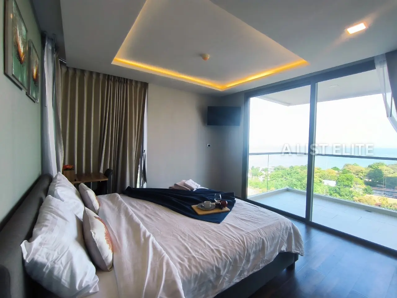 คอนโดมิเนียมริมทะเลที่กว้างขวางสำหรับขายที่ Peak Condominium