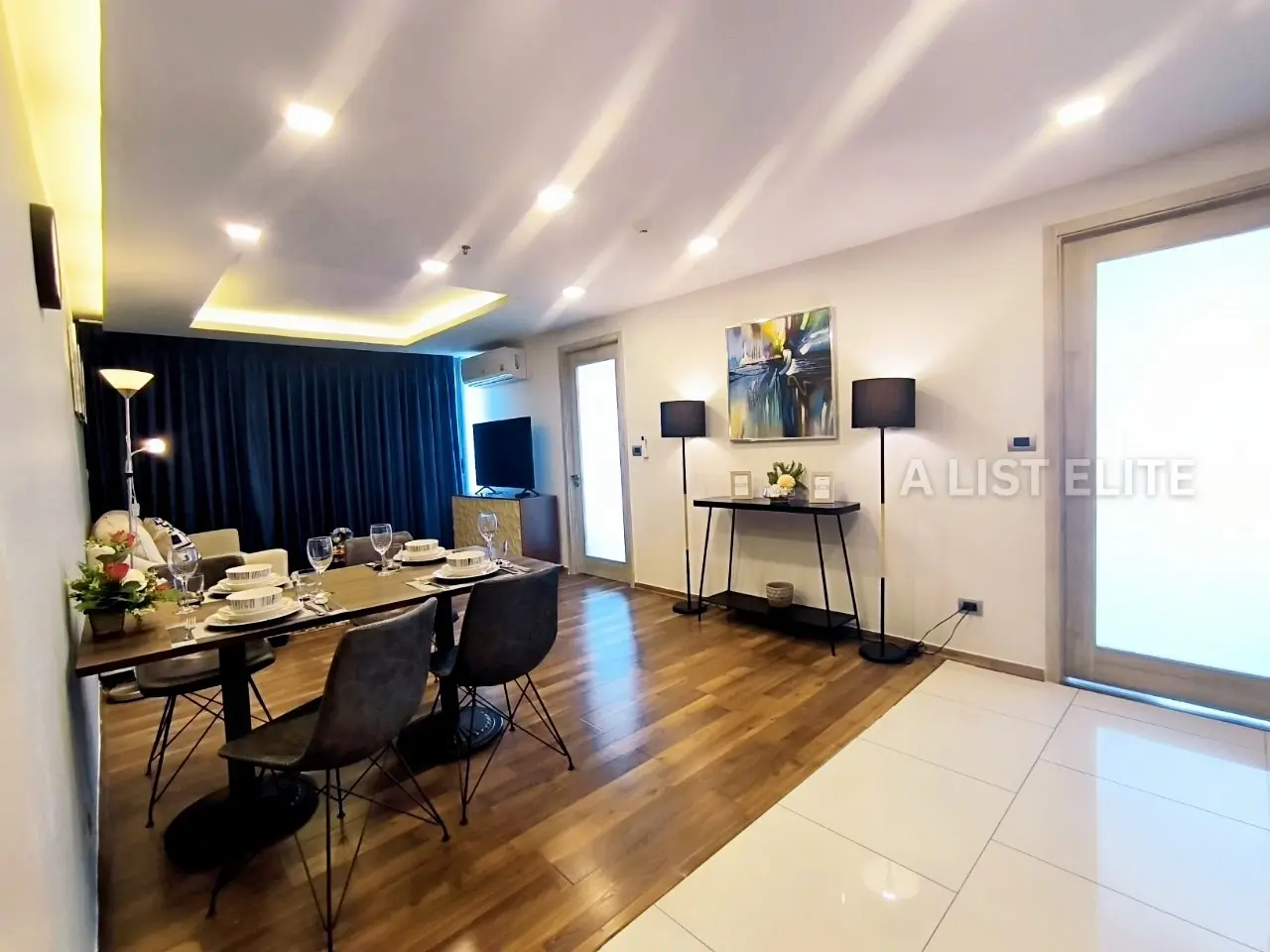 คอนโดมิเนียมริมทะเลที่กว้างขวางสำหรับขายที่ Peak Condominium