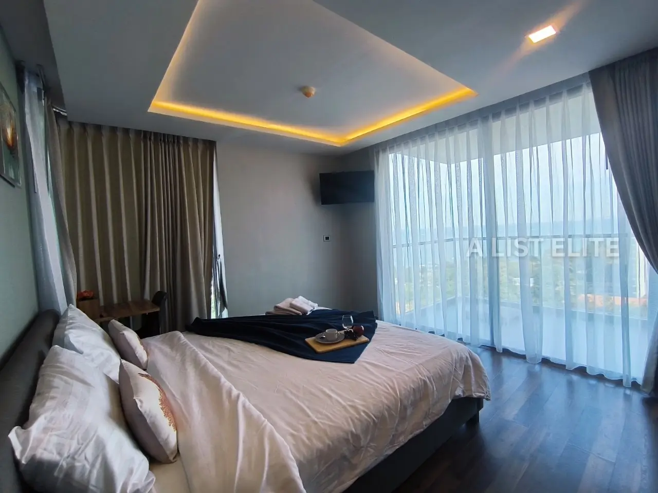 คอนโดมิเนียมริมทะเลที่กว้างขวางสำหรับขายที่ Peak Condominium