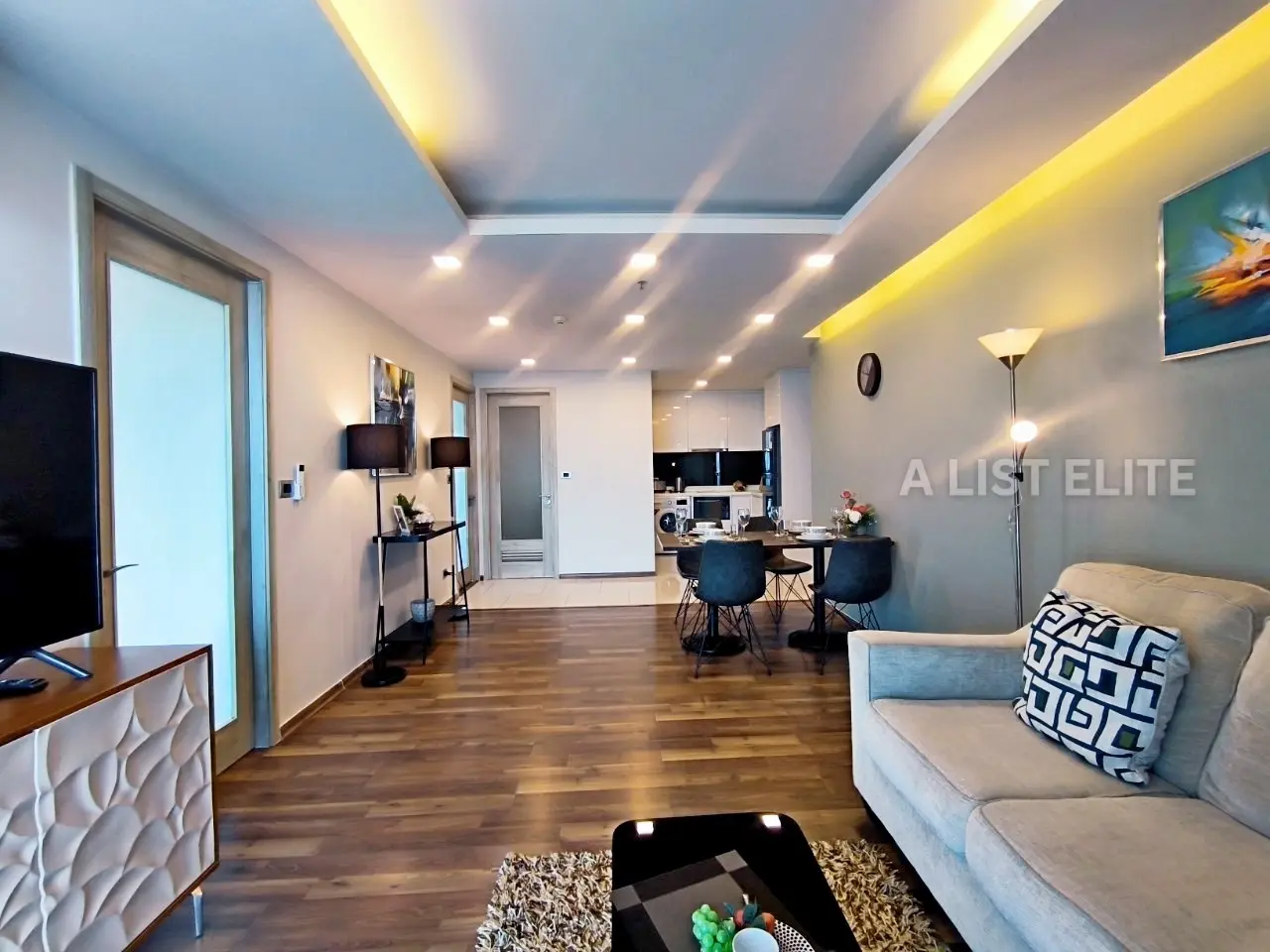 คอนโดมิเนียมริมทะเลที่กว้างขวางสำหรับขายที่ Peak Condominium