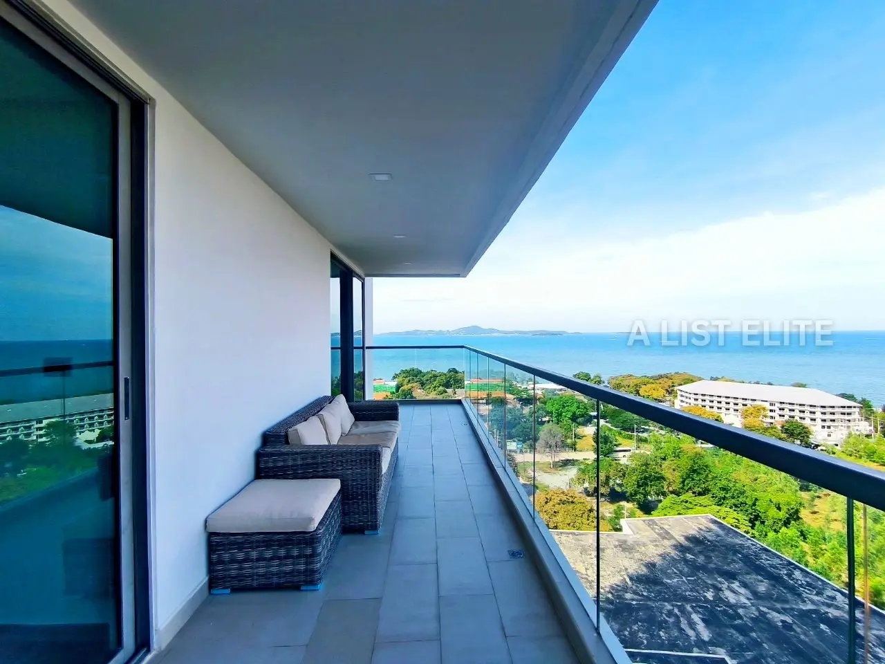 คอนโดมิเนียมริมทะเลที่กว้างขวางสำหรับขายที่ Peak Condominium