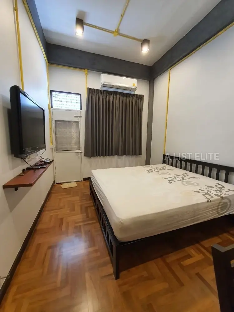 Townhouse in Bang Phlat