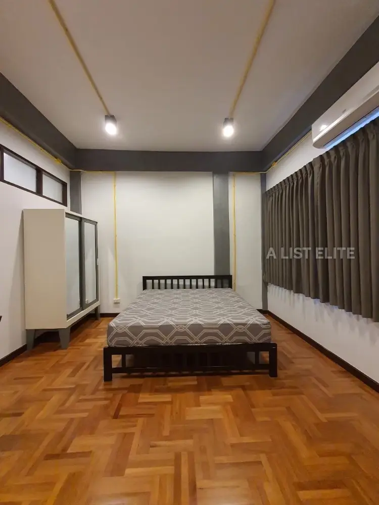 Townhouse in Bang Phlat