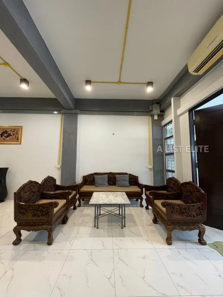 Townhouse in Bang Phlat